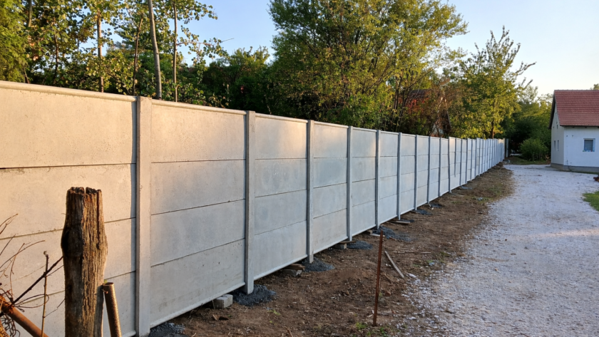 Betonska ograda bez šare u kaskadnoj montaži