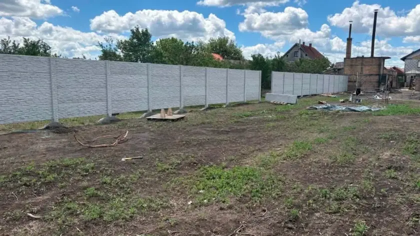 Završena betonska ograda sa reljefom kamena, montaža u Crvenki