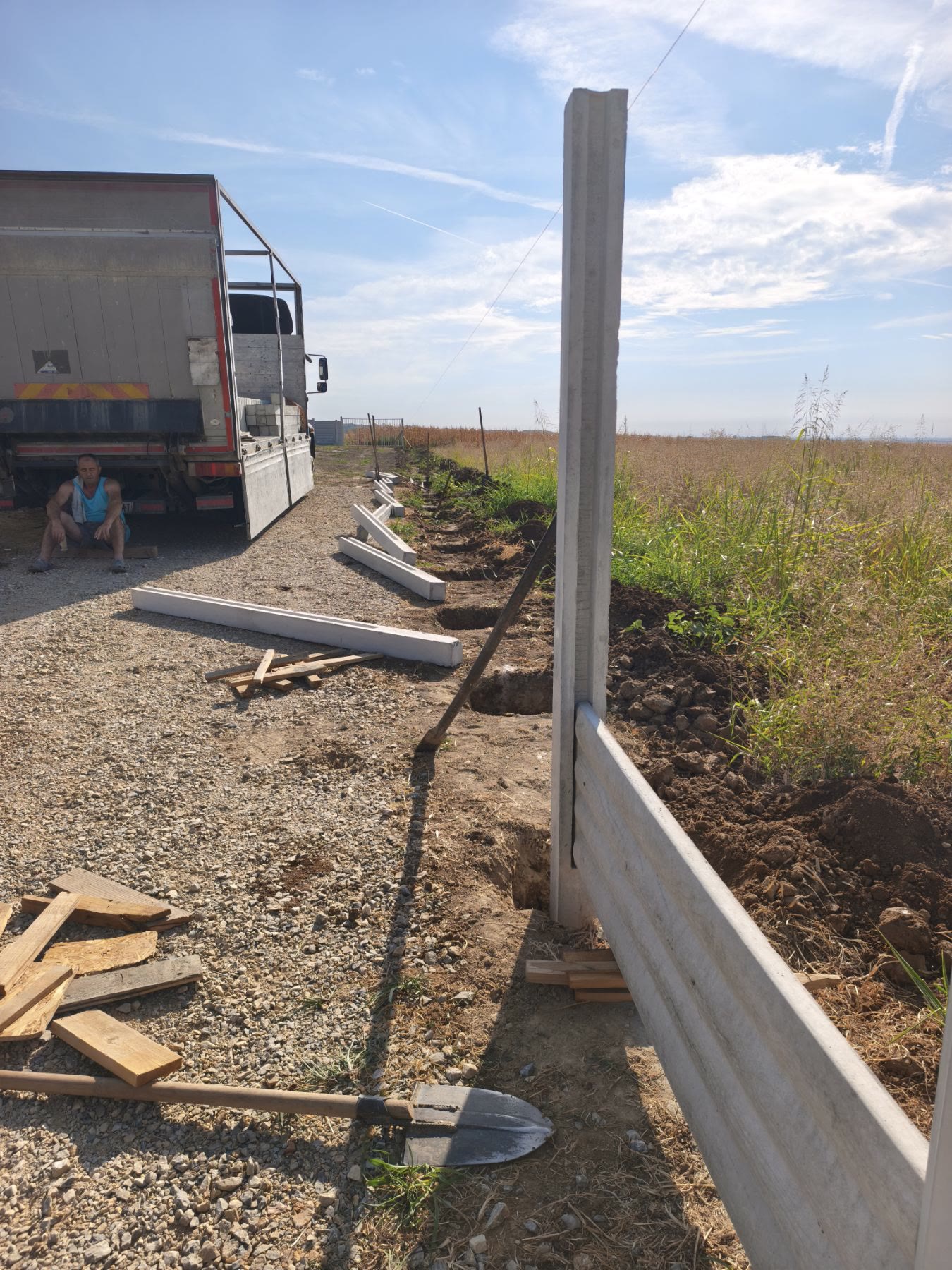 Prvi betonski stub postavljen i poravnat po kanapu, prvi panel uložen, Ruma