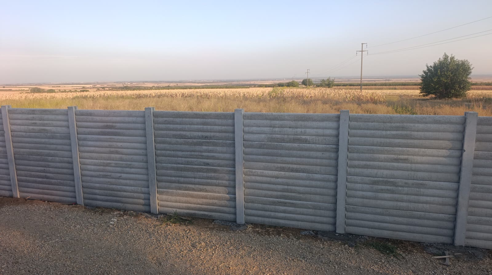 Duga betonska ograda model Poluoblica uz njivu bez zavetrine, Ruma
