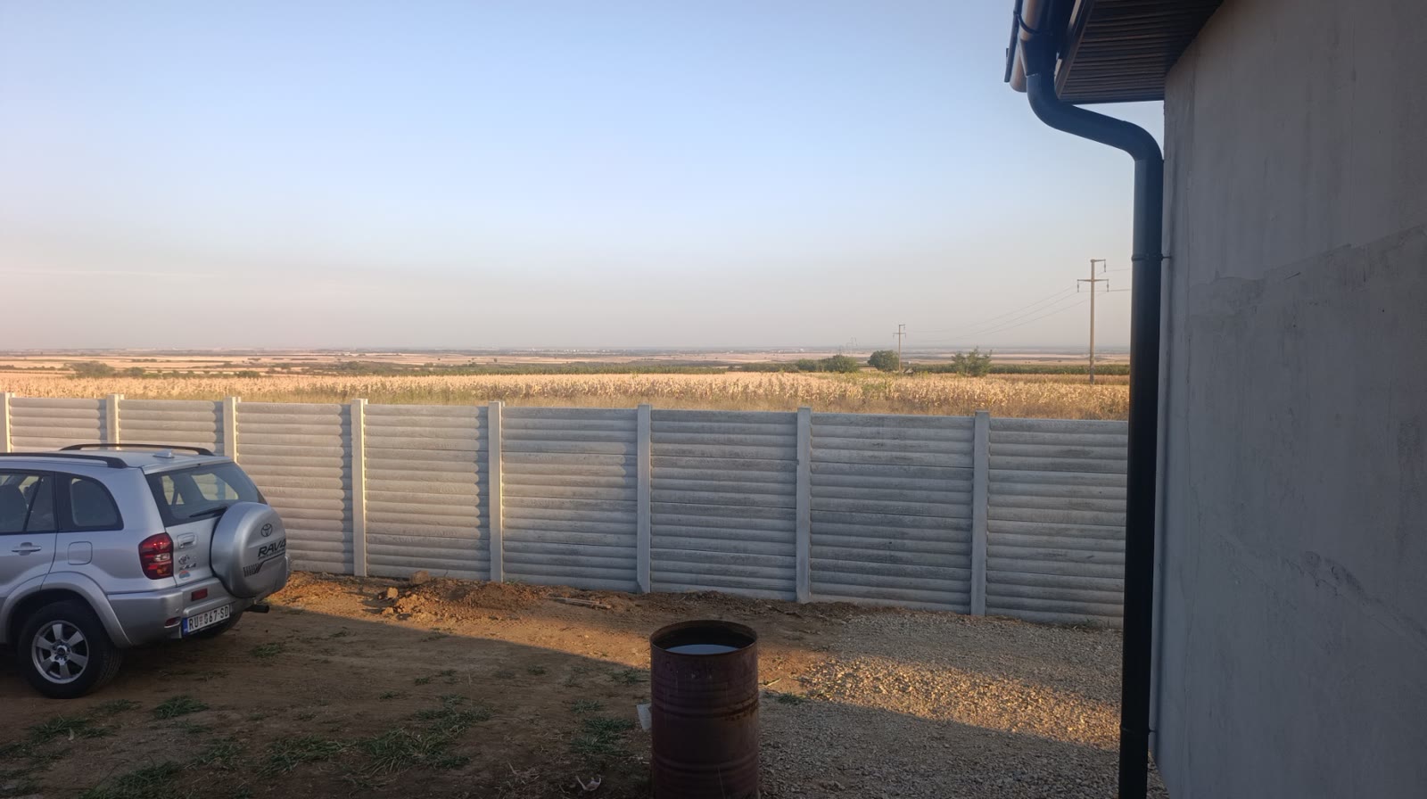 Betonska ograda Poluoblica iz dvorišta sa pogledom ka njivi, Ruma